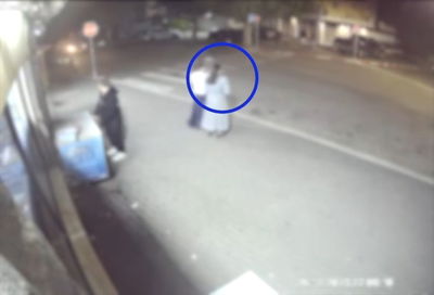 התנפלו על אישה חרדית, דחפו באלימות וחטפו לה את התיק | תיעוד השוד