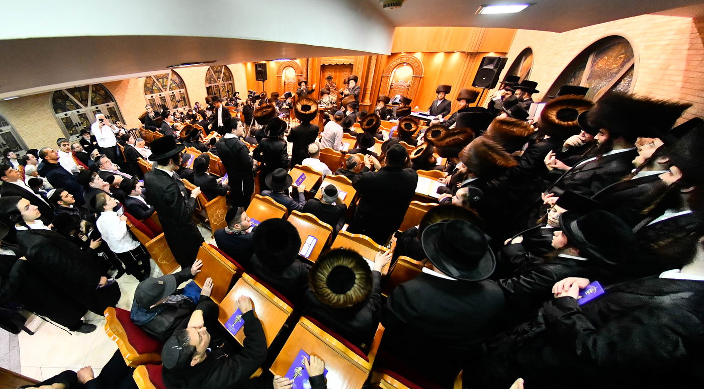 הדלקת נרות חנוכה בחצה"ק מישקולץ