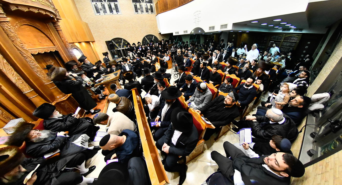 הדלקת נרות חנוכה בחצה"ק מישקולץ