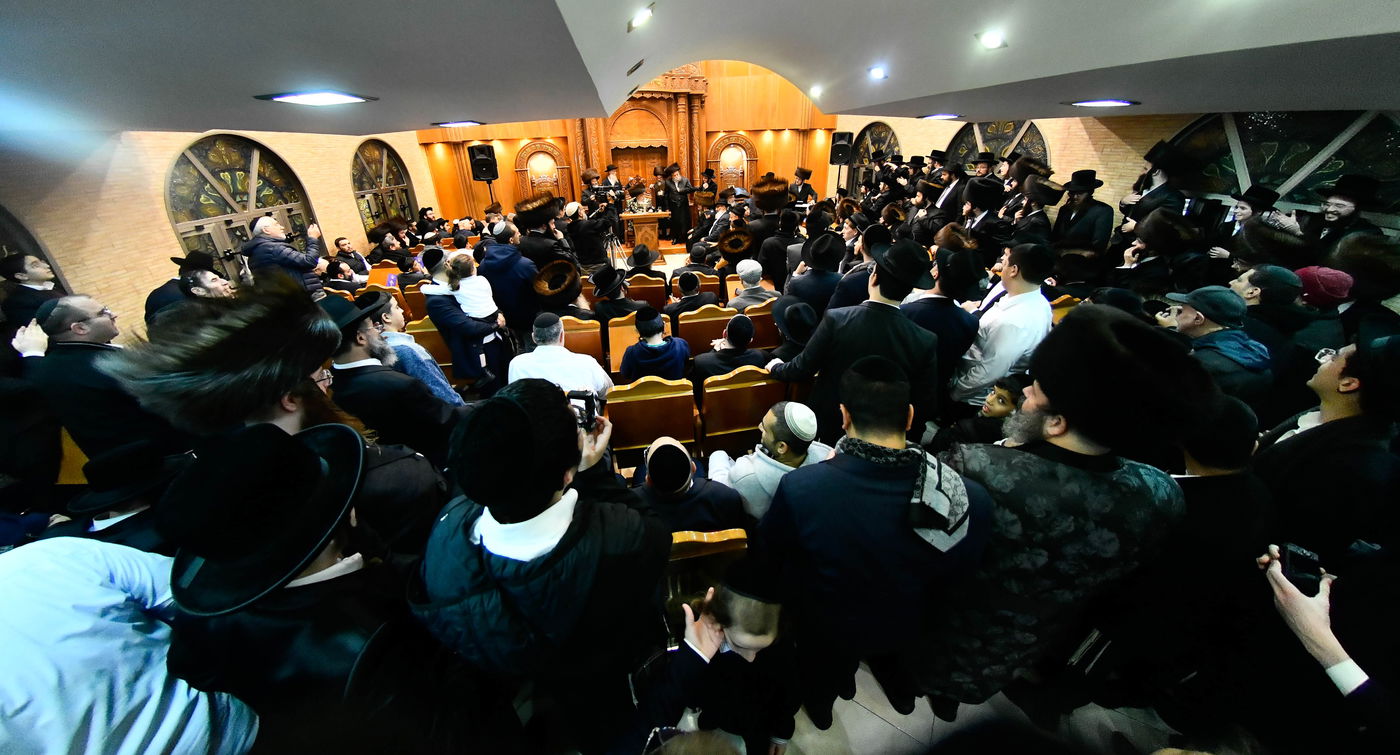 הדלקת נרות חנוכה בחצה"ק מישקולץ