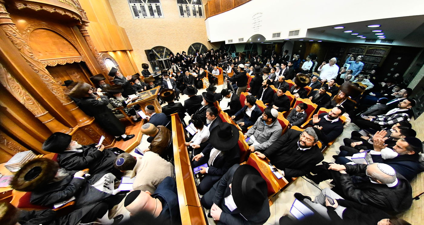 הדלקת נרות חנוכה בחצה"ק מישקולץ