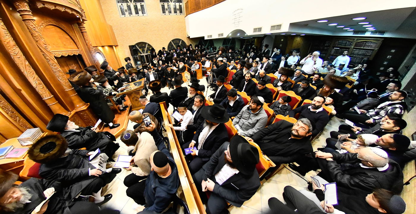 הדלקת נרות חנוכה בחצה"ק מישקולץ