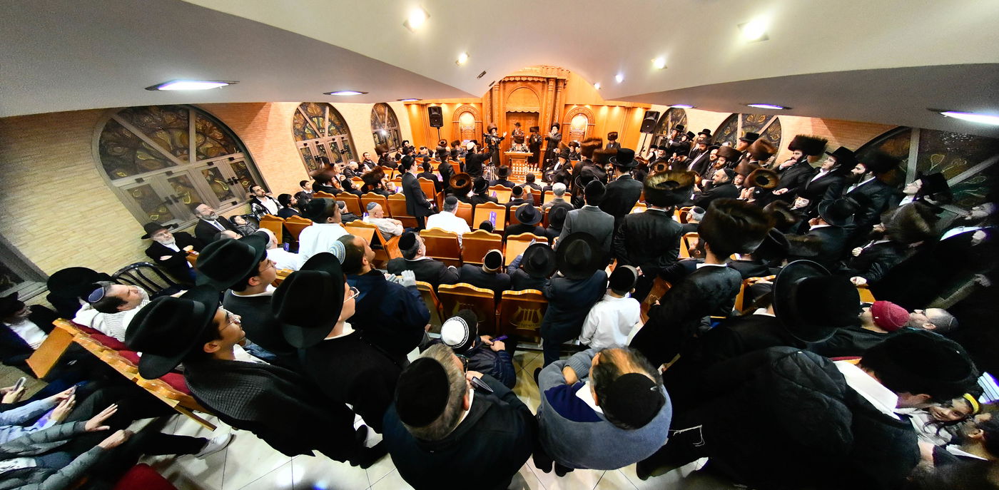 הדלקת נרות חנוכה בחצה"ק מישקולץ