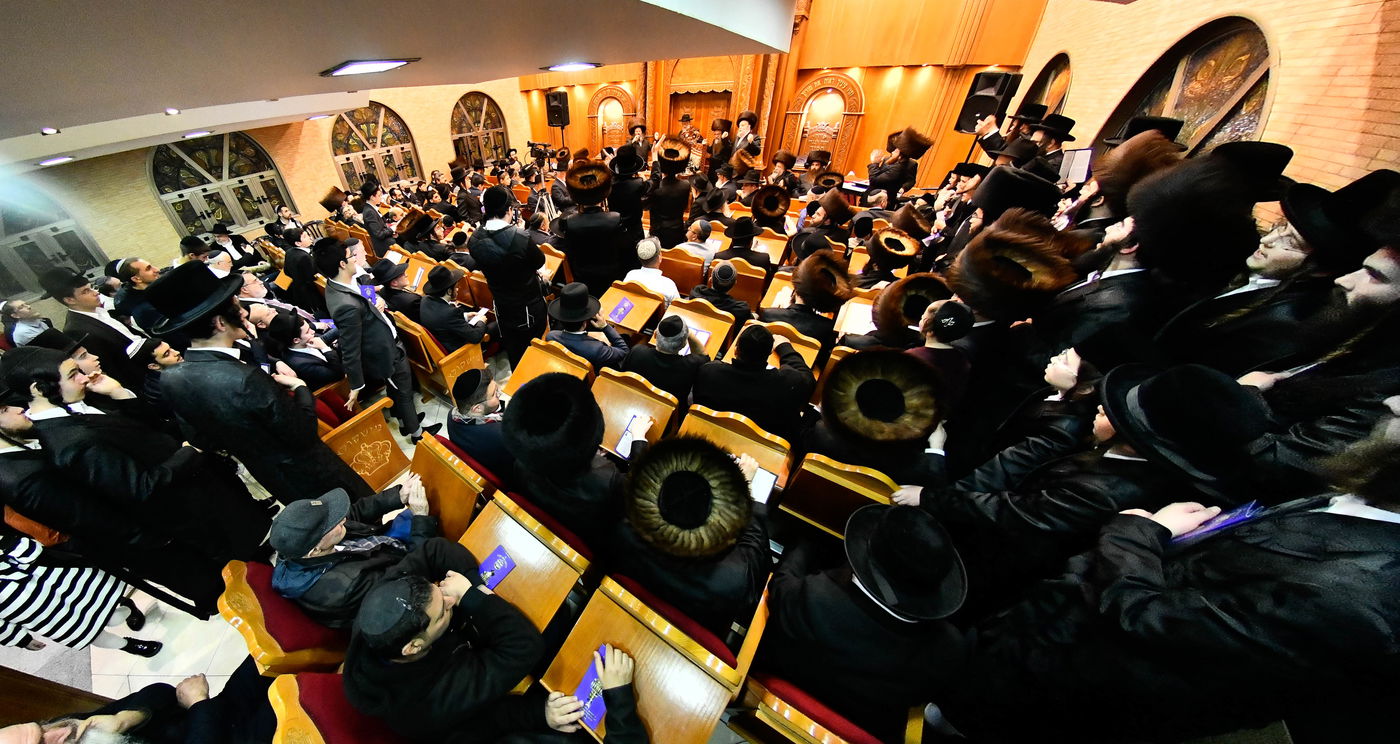 הדלקת נרות חנוכה בחצה"ק מישקולץ