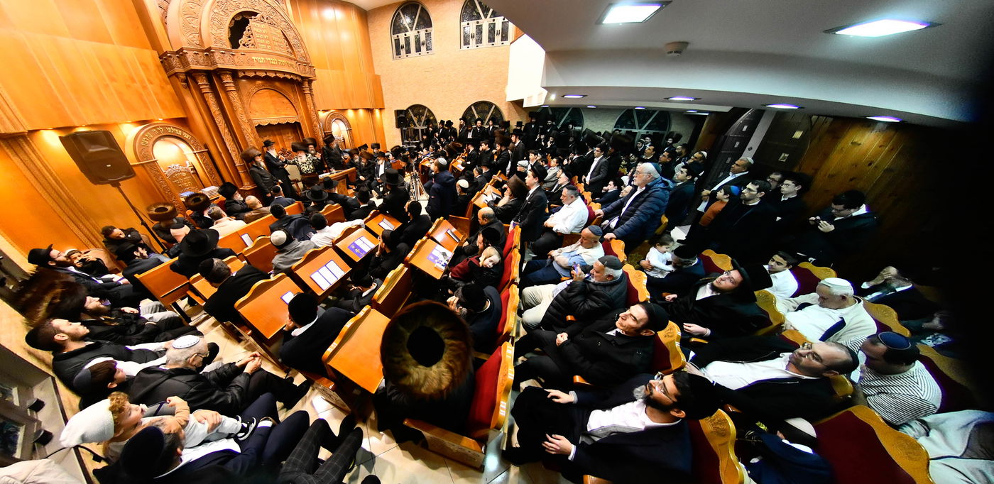 הדלקת נרות חנוכה בחצה"ק מישקולץ