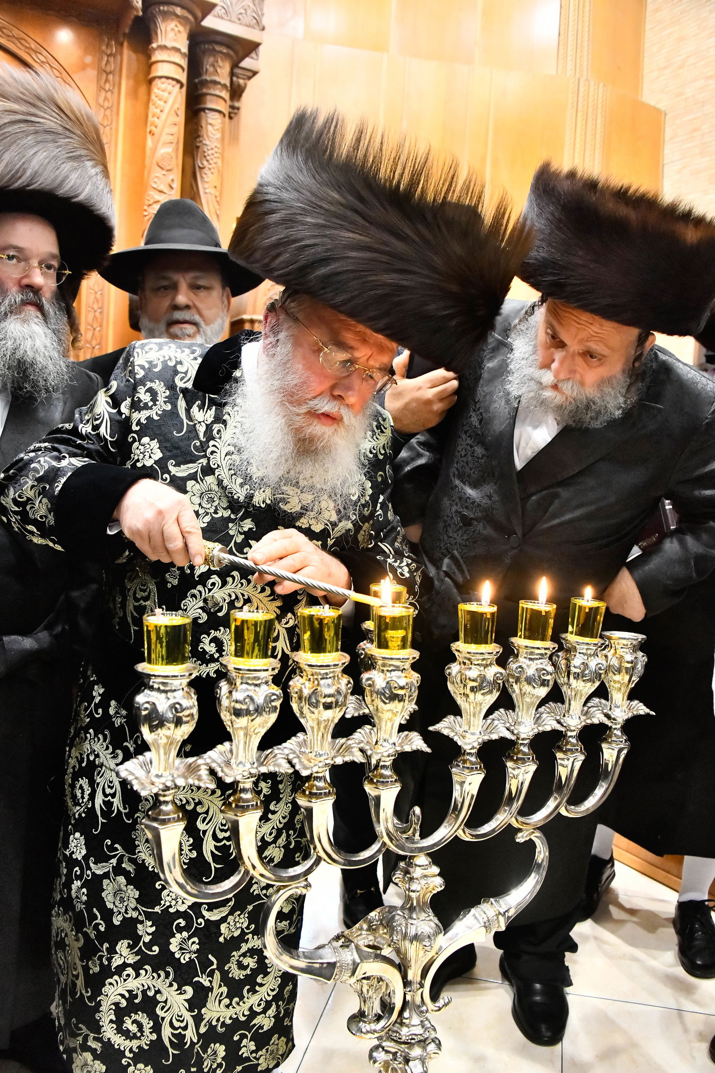 הדלקת נרות חנוכה בחצה"ק מישקולץ