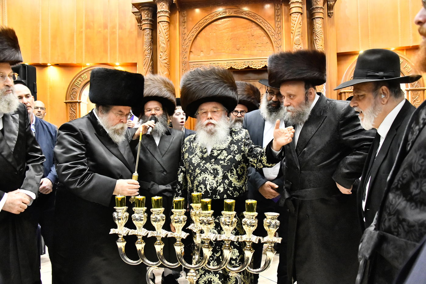 הדלקת נרות חנוכה בחצה"ק מישקולץ