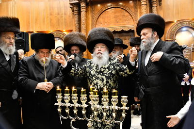 הדלקת נרות חנוכה בחצה"ק מישקולץ