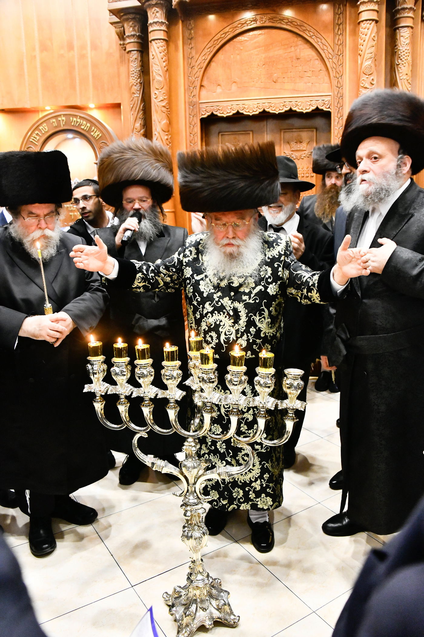 הדלקת נרות חנוכה בחצה"ק מישקולץ