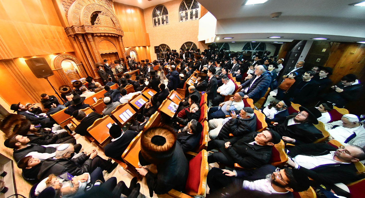 הדלקת נרות חנוכה בחצה"ק מישקולץ