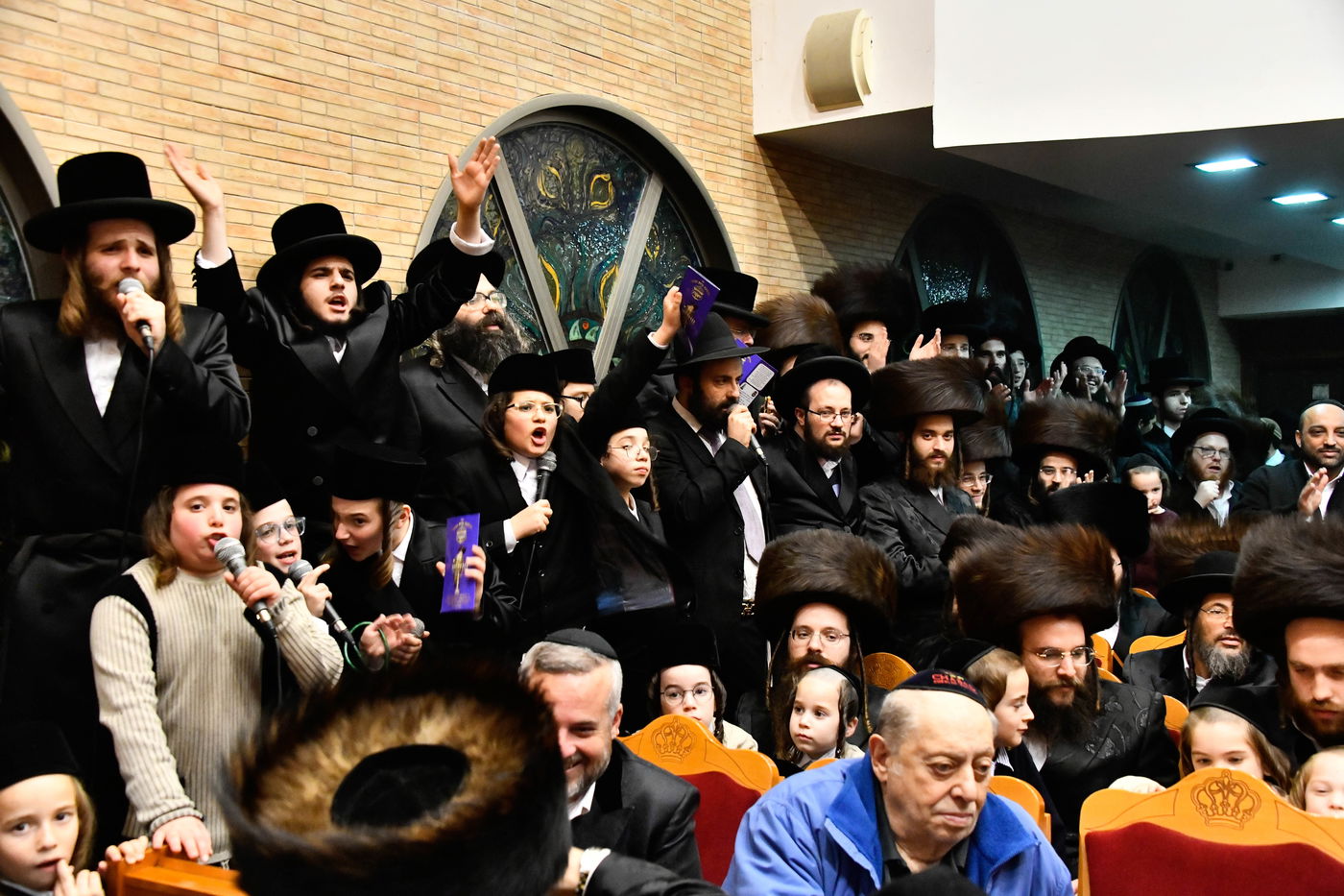 הדלקת נרות חנוכה בחצה"ק מישקולץ