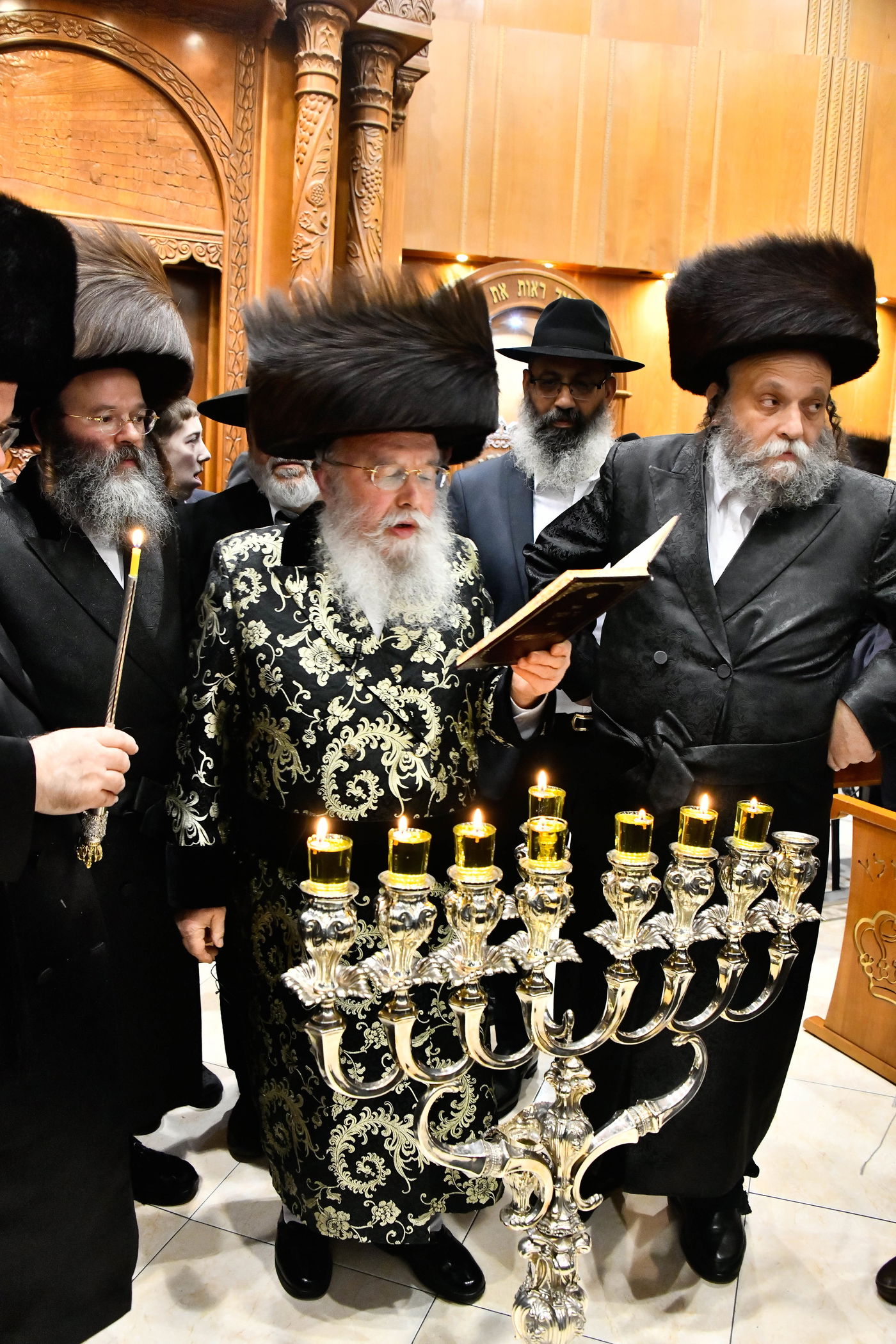 הדלקת נרות חנוכה בחצה"ק מישקולץ