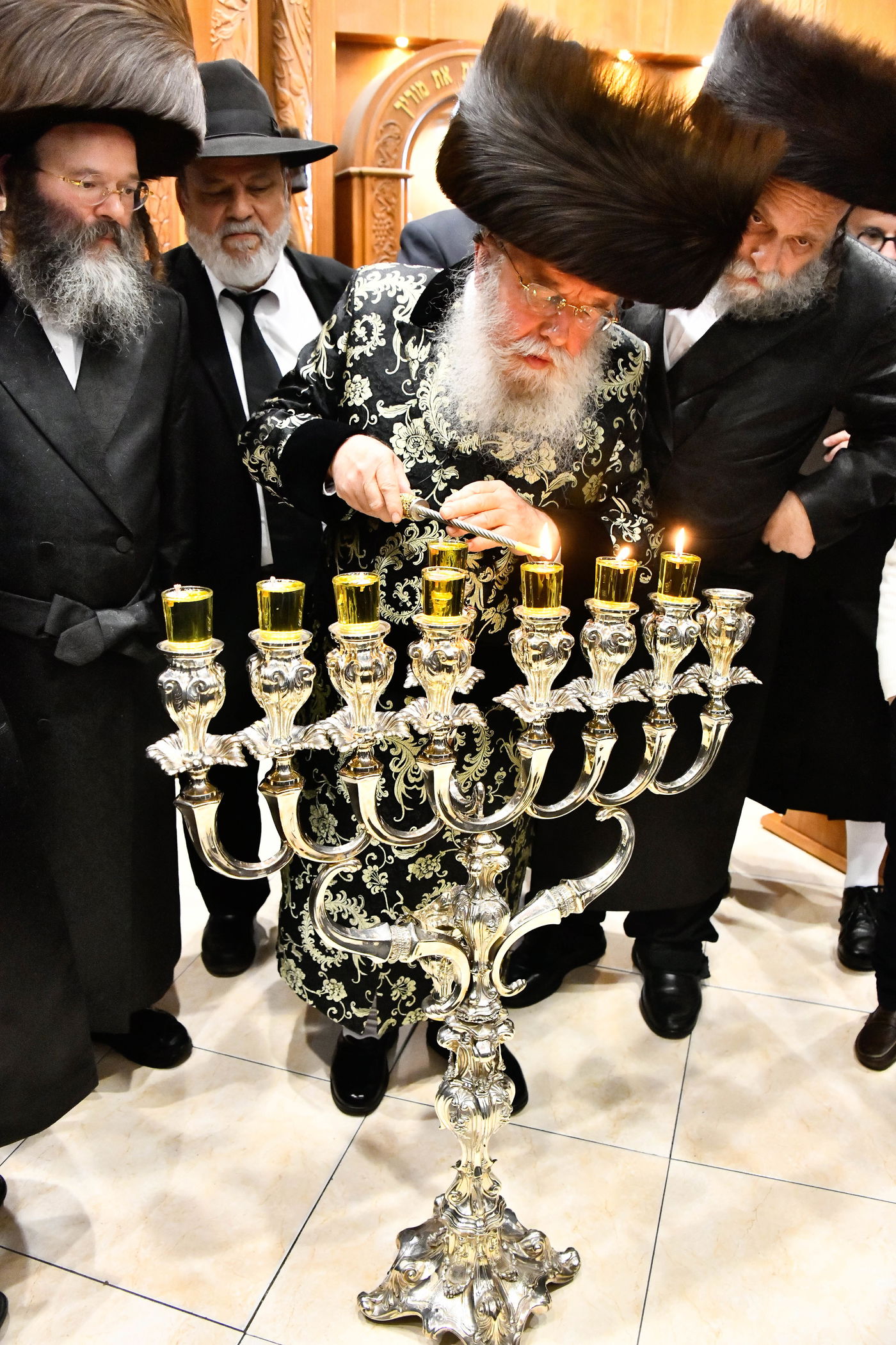 הדלקת נרות חנוכה בחצה"ק מישקולץ