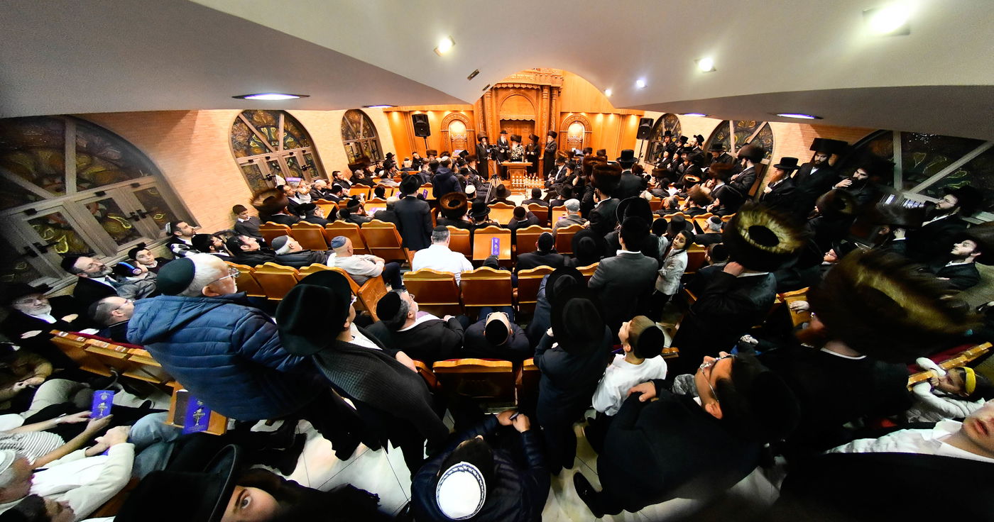 הדלקת נרות חנוכה בחצה"ק מישקולץ