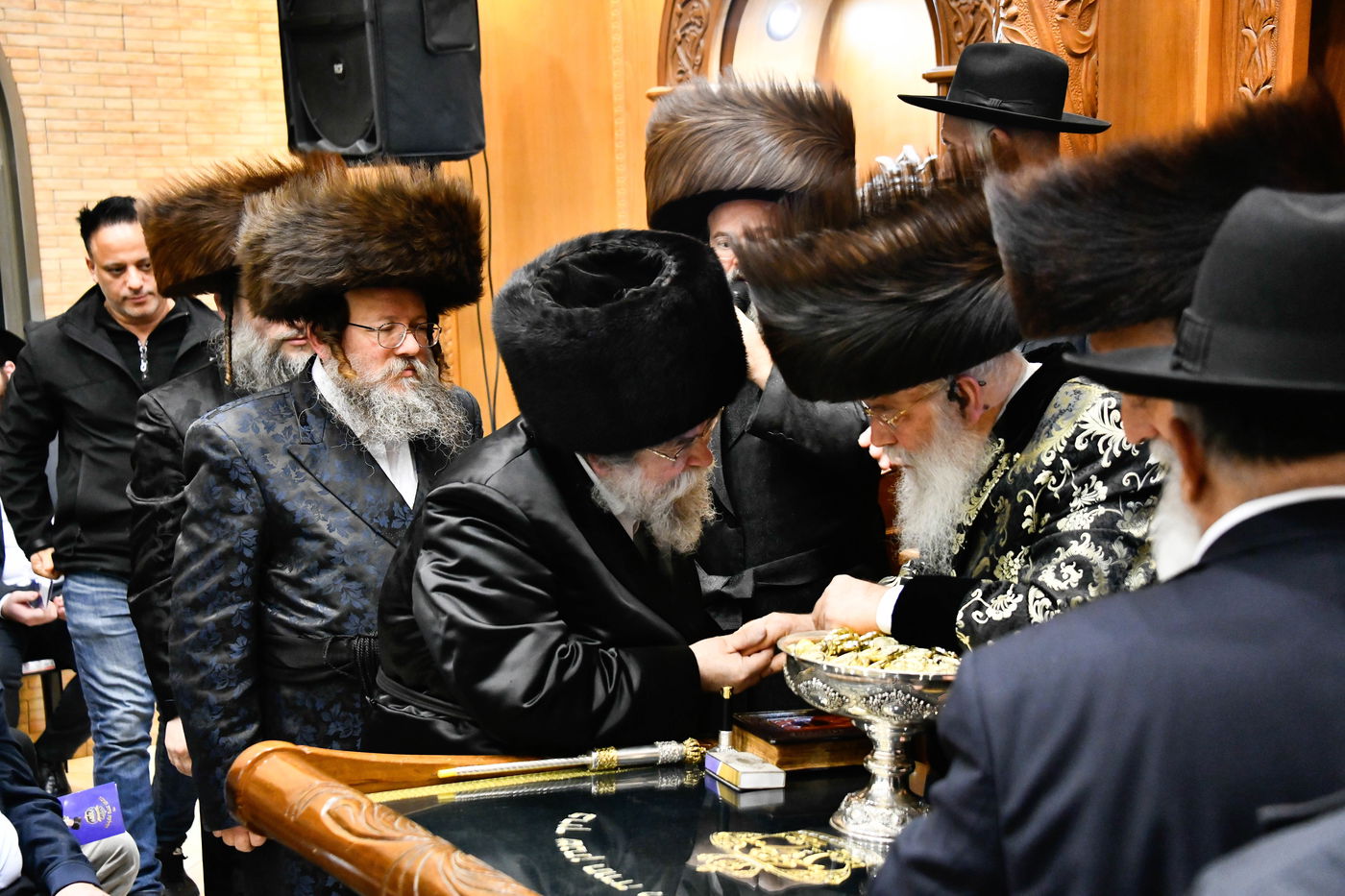 הדלקת נרות חנוכה בחצה"ק מישקולץ