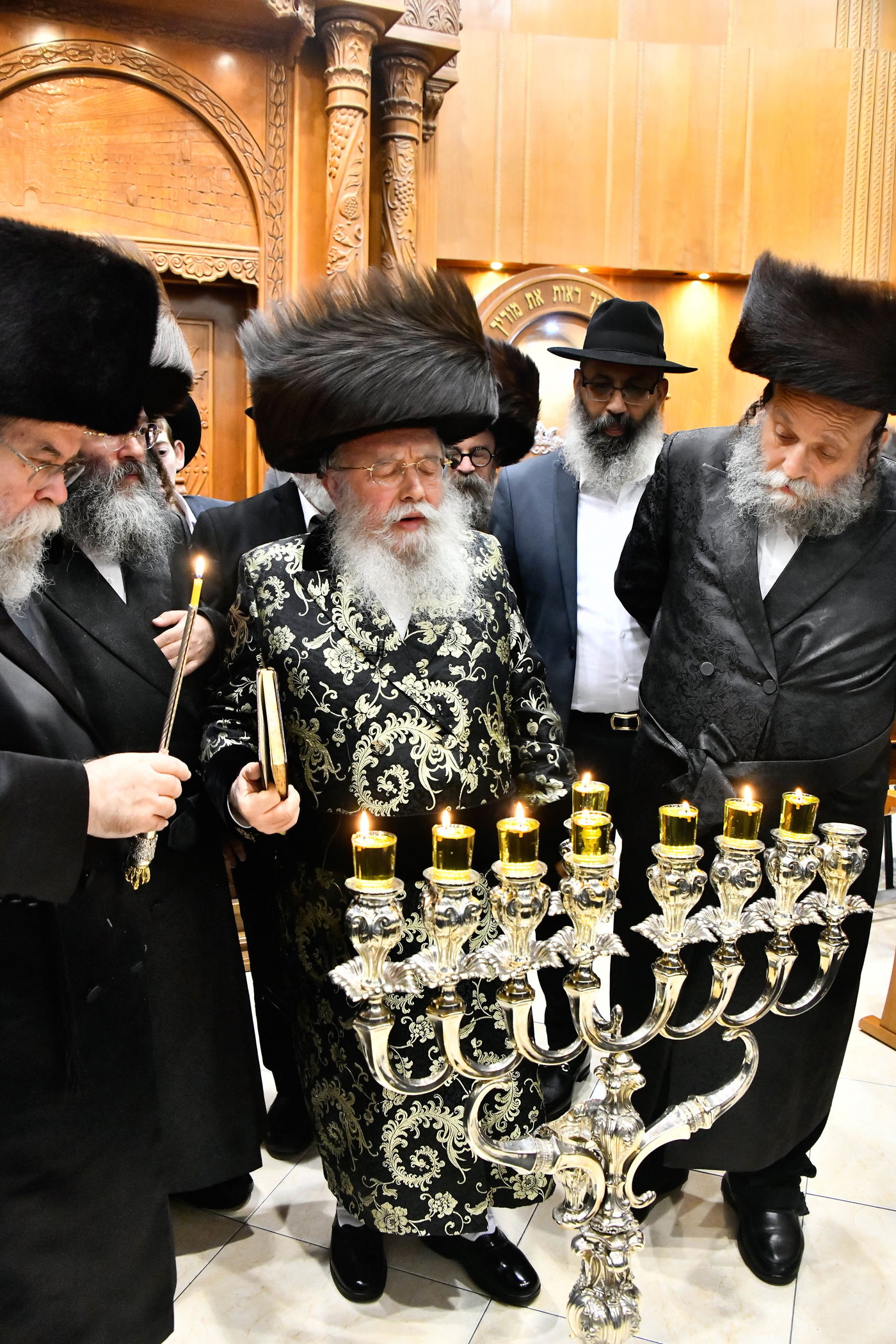 הדלקת נרות חנוכה בחצה"ק מישקולץ