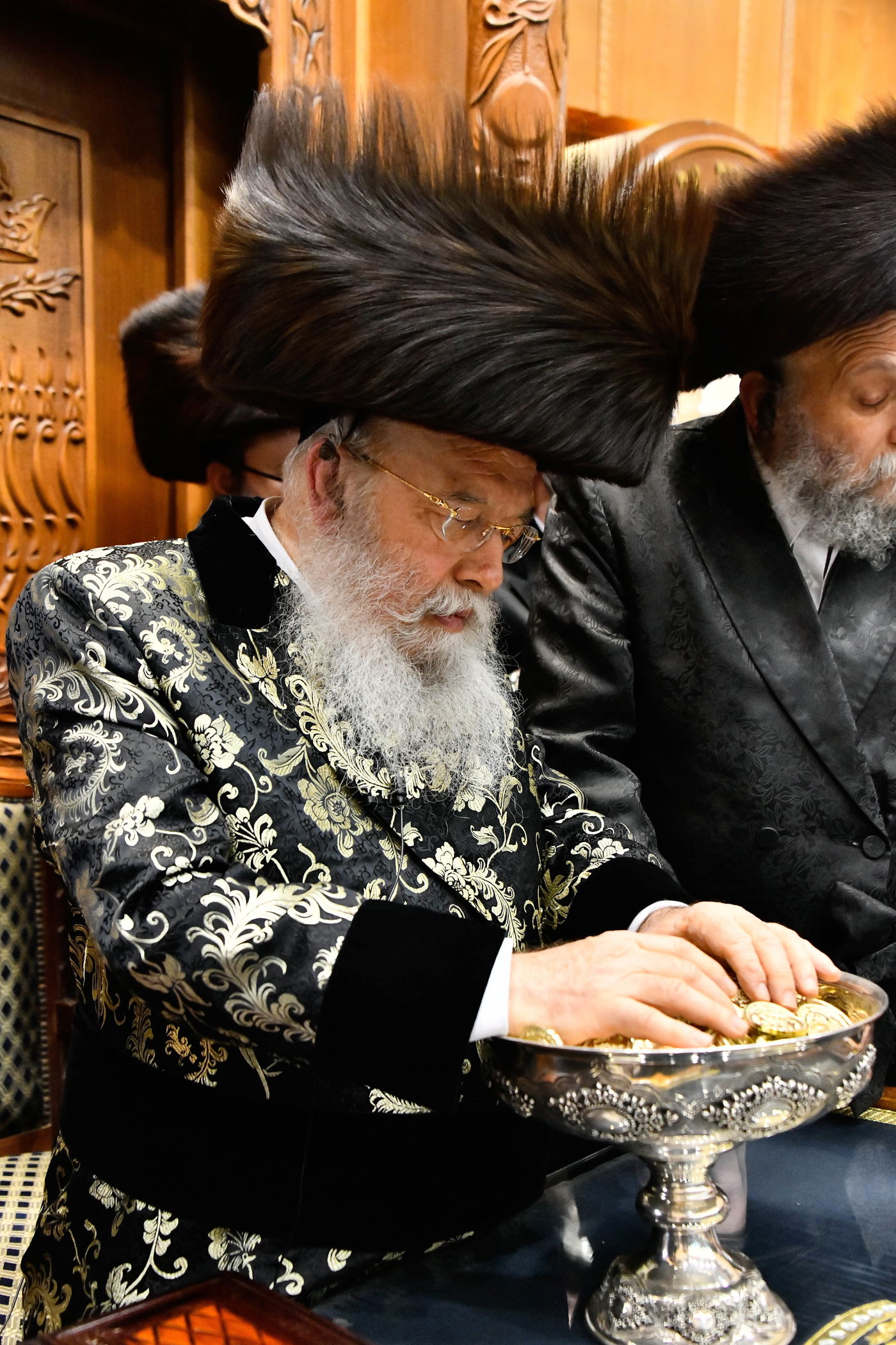 הדלקת נרות חנוכה בחצה"ק מישקולץ