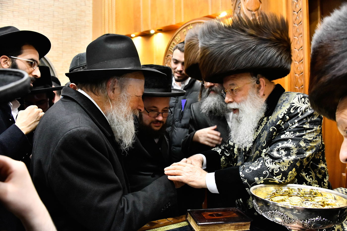 הדלקת נרות חנוכה בחצה"ק מישקולץ