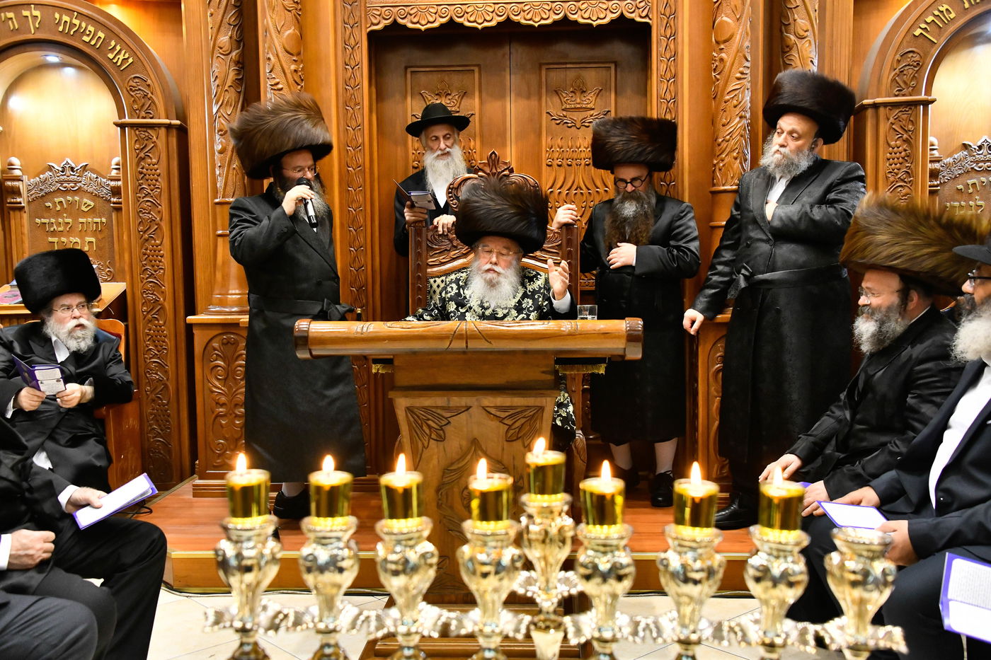 הדלקת נרות חנוכה בחצה"ק מישקולץ