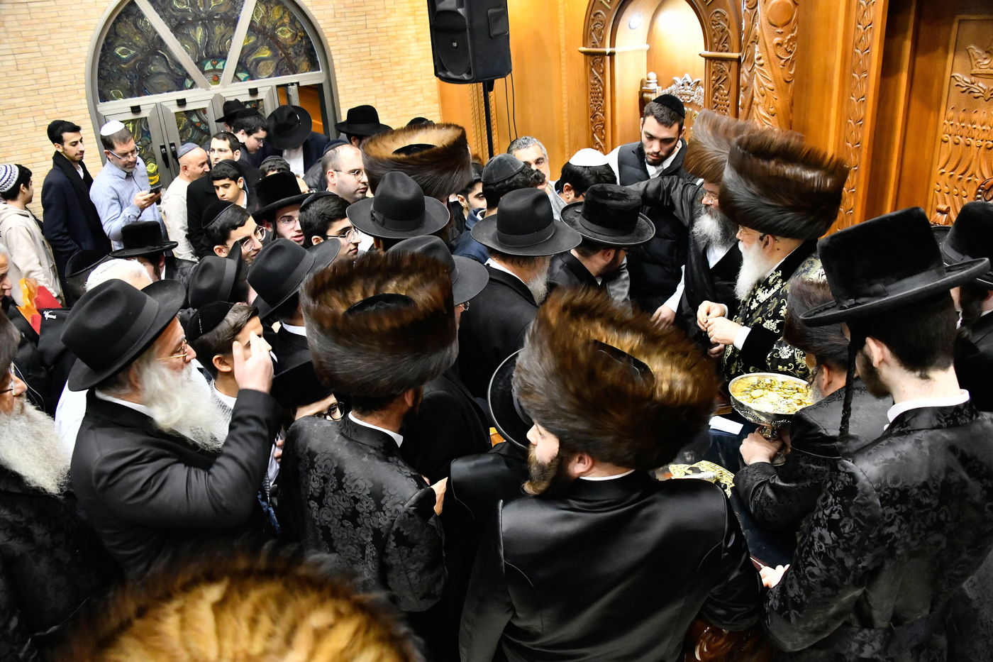 הדלקת נרות חנוכה בחצה"ק מישקולץ