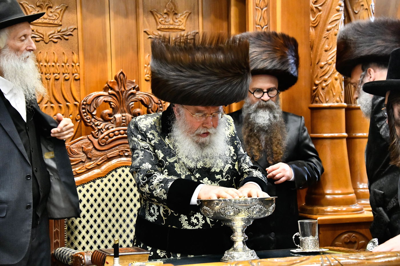 הדלקת נרות חנוכה בחצה"ק מישקולץ