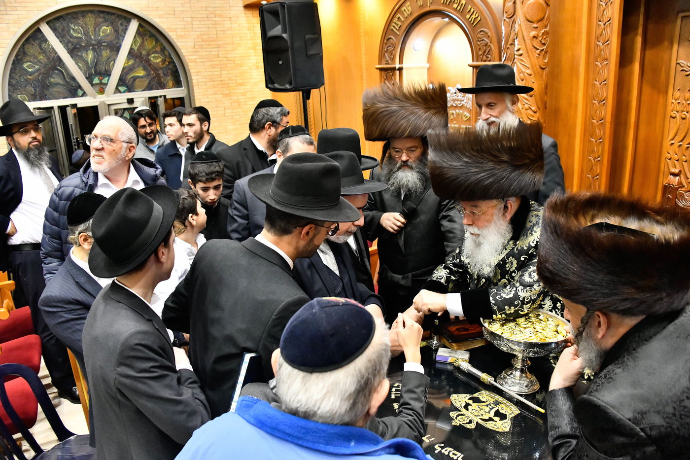 הדלקת נרות חנוכה בחצה"ק מישקולץ