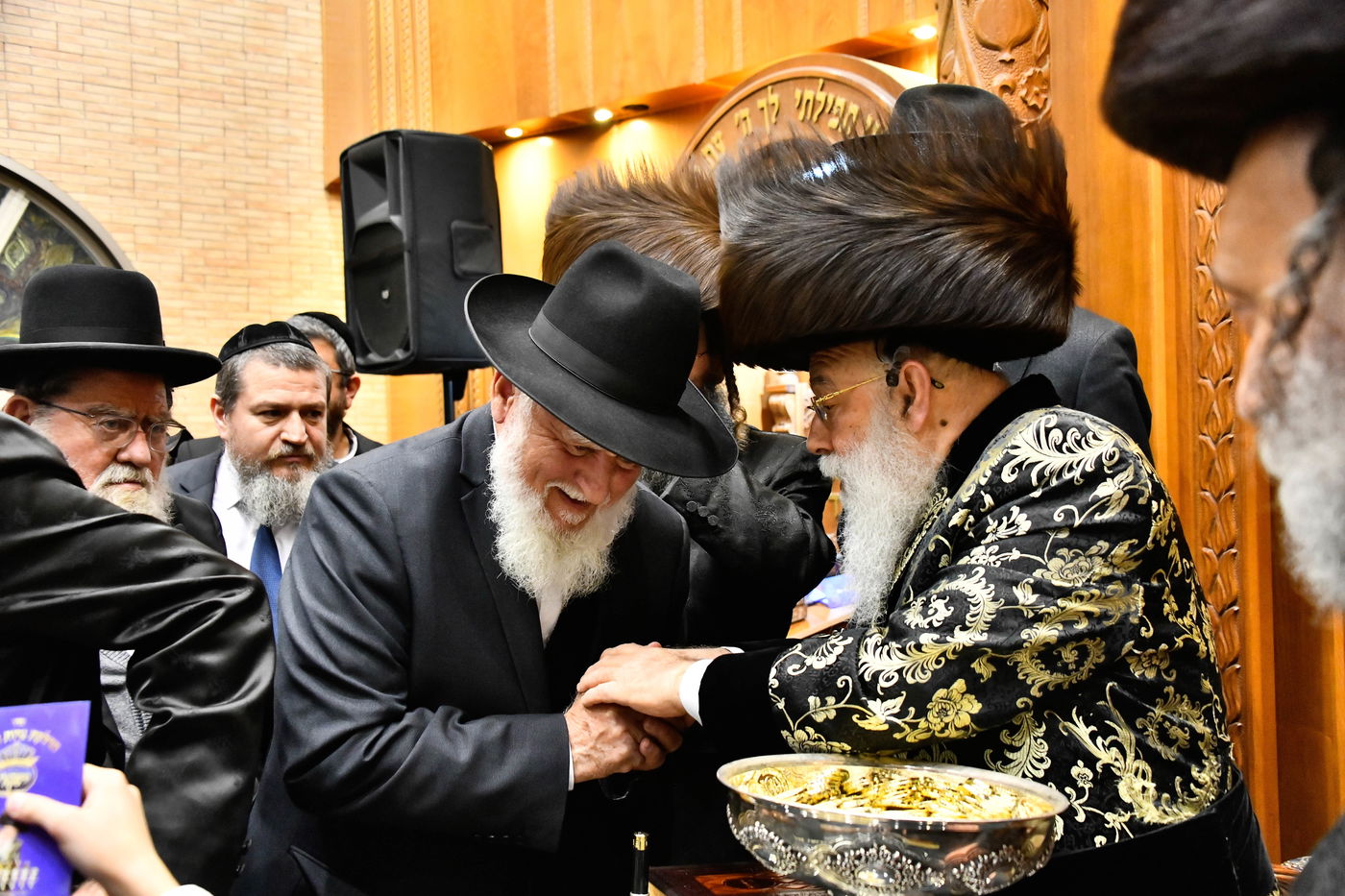 הדלקת נרות חנוכה בחצה"ק מישקולץ