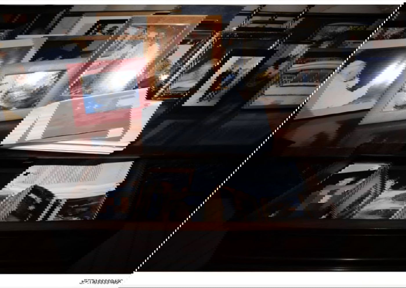 התמונה החסרה. טראמפ נראה למטה בצד שמאל