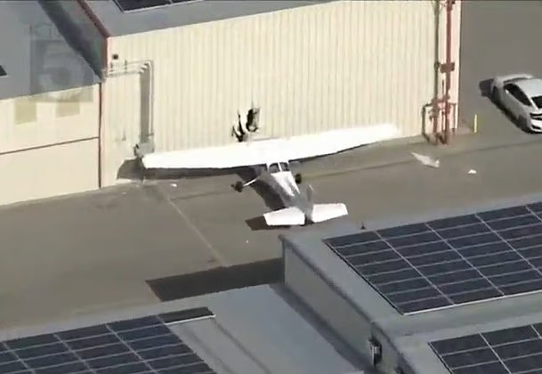 המטוס לאחר ההתנגשות בהאנגר על המסלול