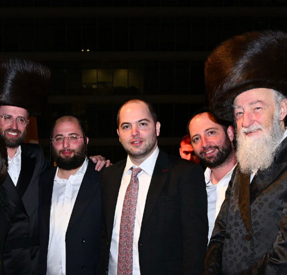 הרב צבי יהודה ביכלר ז"ל עם בניו שיחי'