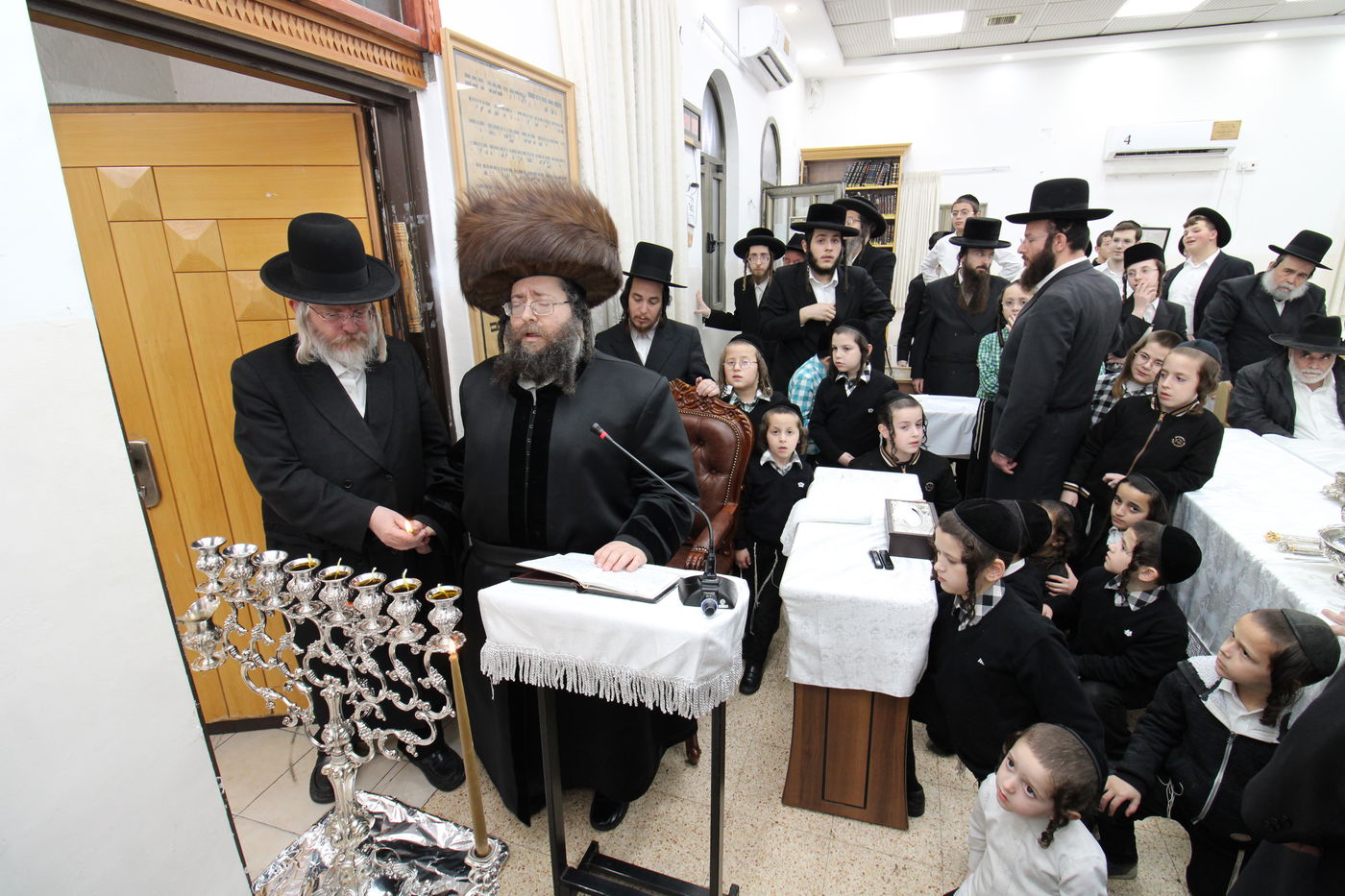 האדמו"ר מצאנז ז'ימגראד בהדלקת נרות חנוכה