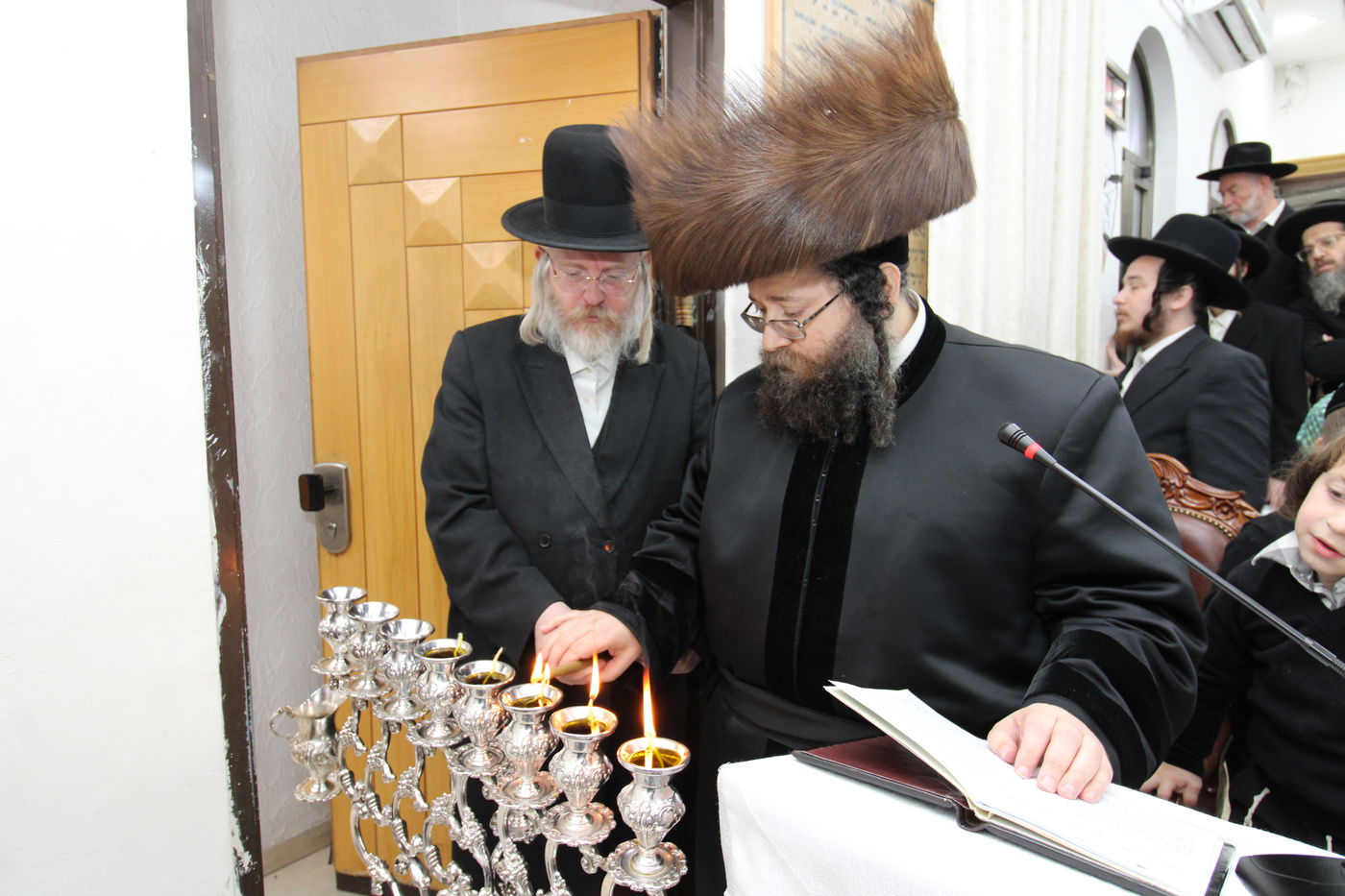 האדמו"ר מצאנז ז'ימגראד בהדלקת נרות חנוכה