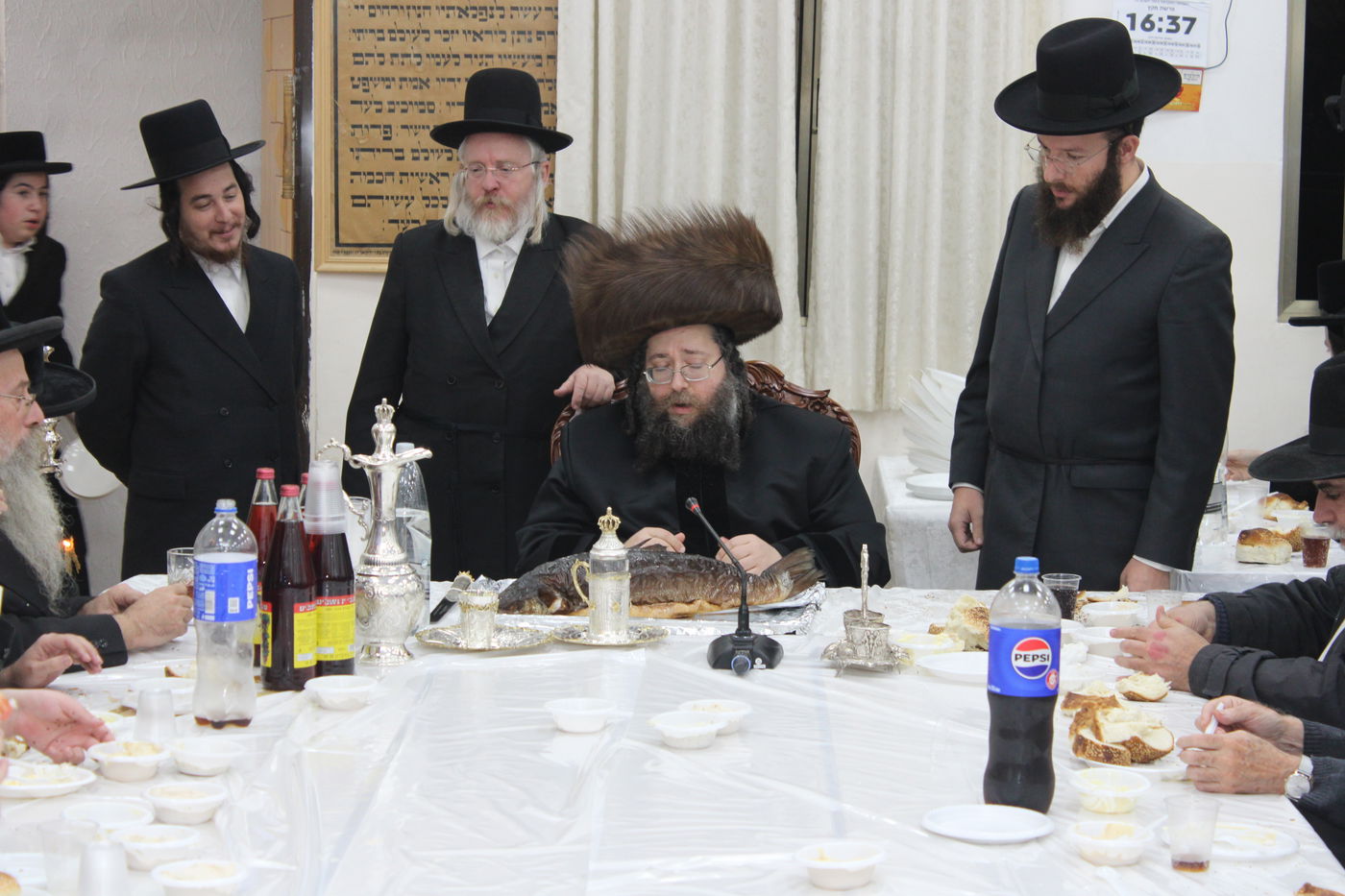 האדמו"ר מצאנז ז'ימגראד בהדלקת נרות חנוכה