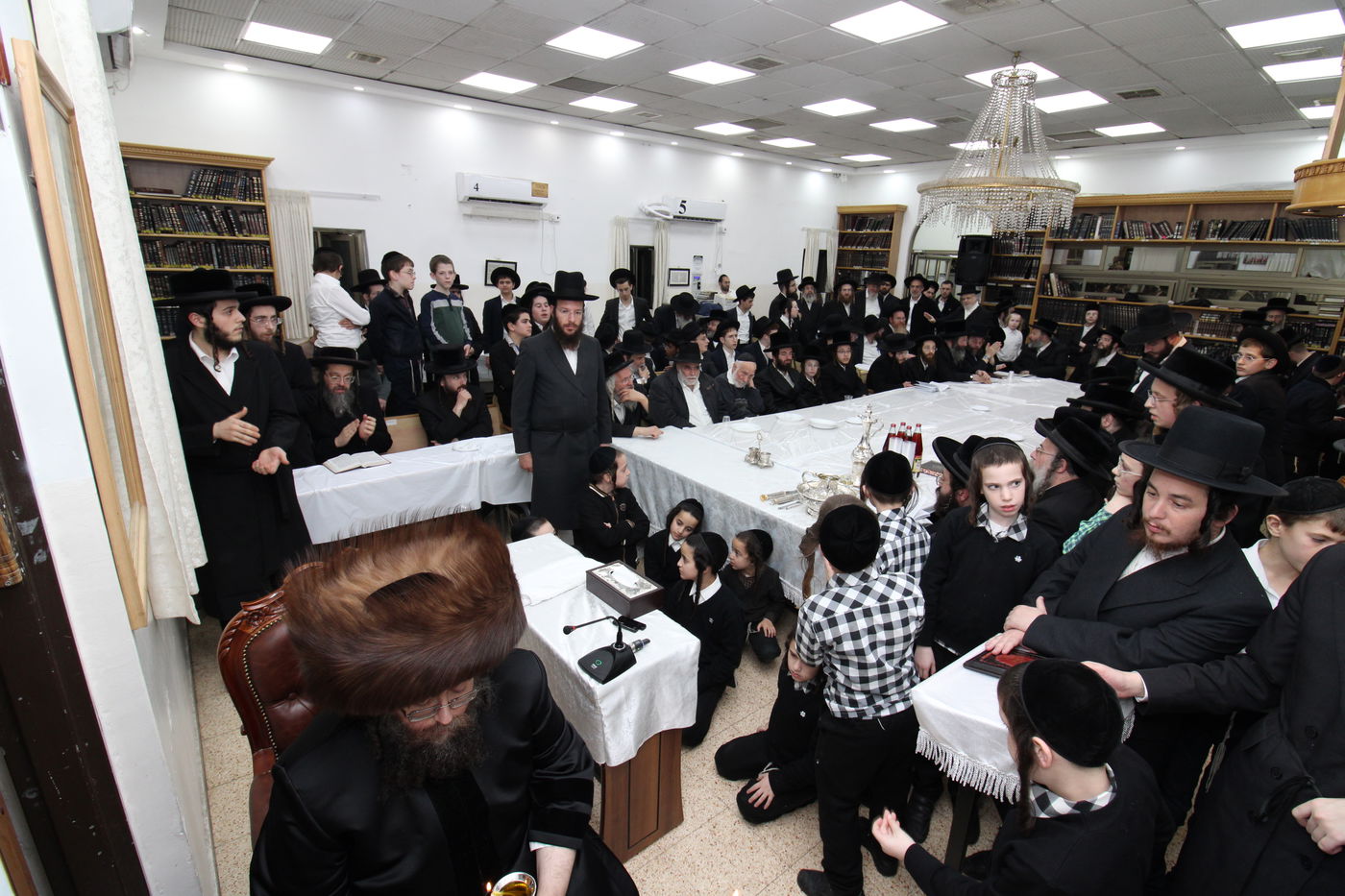 האדמו"ר מצאנז ז'ימגראד בהדלקת נרות חנוכה