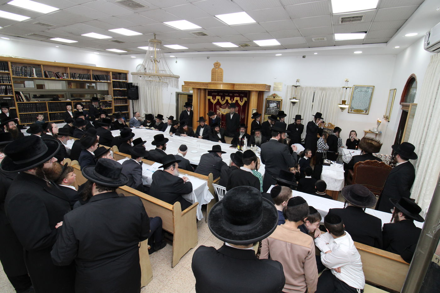 האדמו"ר מצאנז ז'ימגראד בהדלקת נרות חנוכה