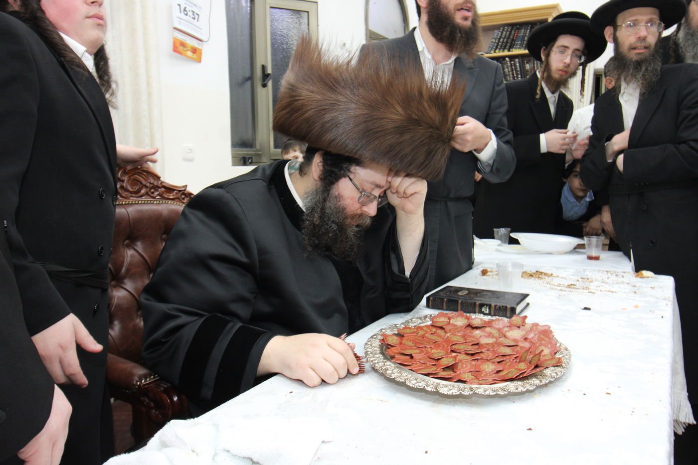 האדמו"ר מצאנז ז'ימגראד בהדלקת נרות חנוכה