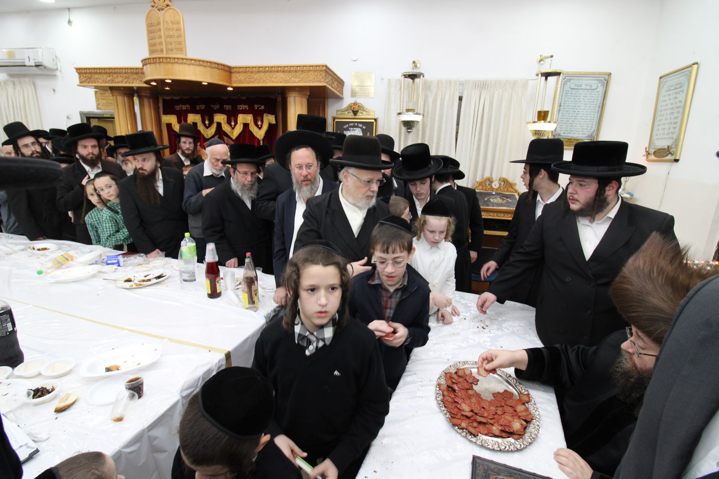 האדמו"ר מצאנז ז'ימגראד בהדלקת נרות חנוכה