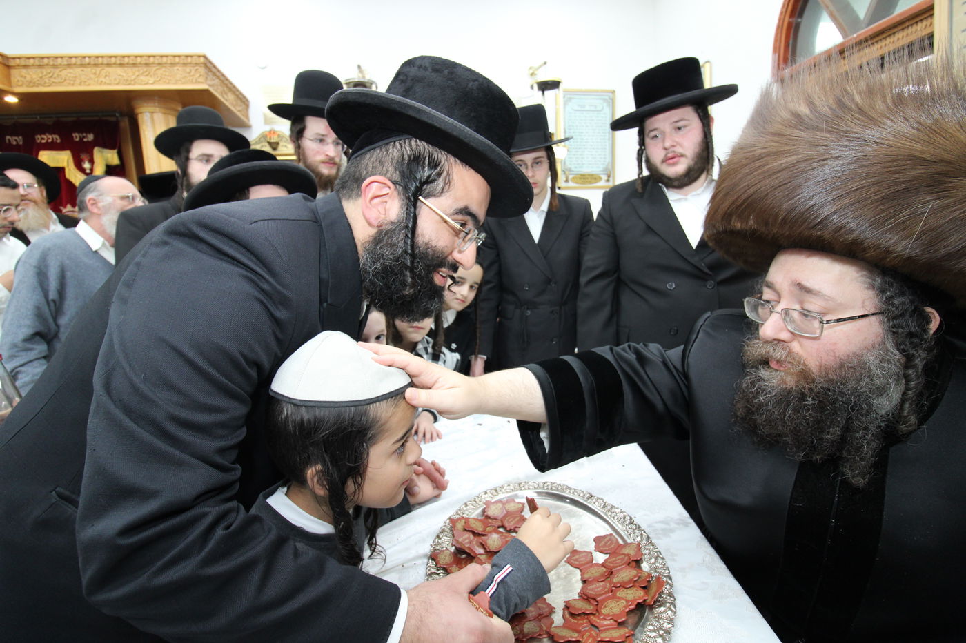 האדמו"ר מצאנז ז'ימגראד בהדלקת נרות חנוכה