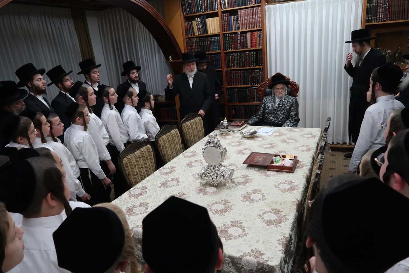 מקהלת הילדים אצל האדמו"ר מסערט ויז'ניץ