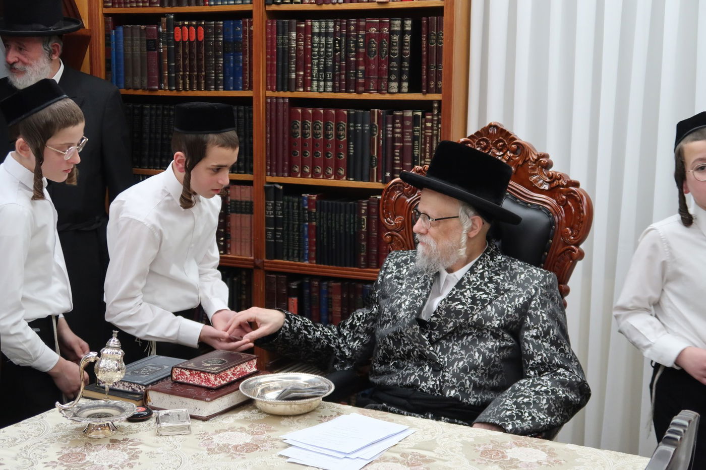 מקהלת הילדים אצל האדמו"ר מסערט ויז'ניץ