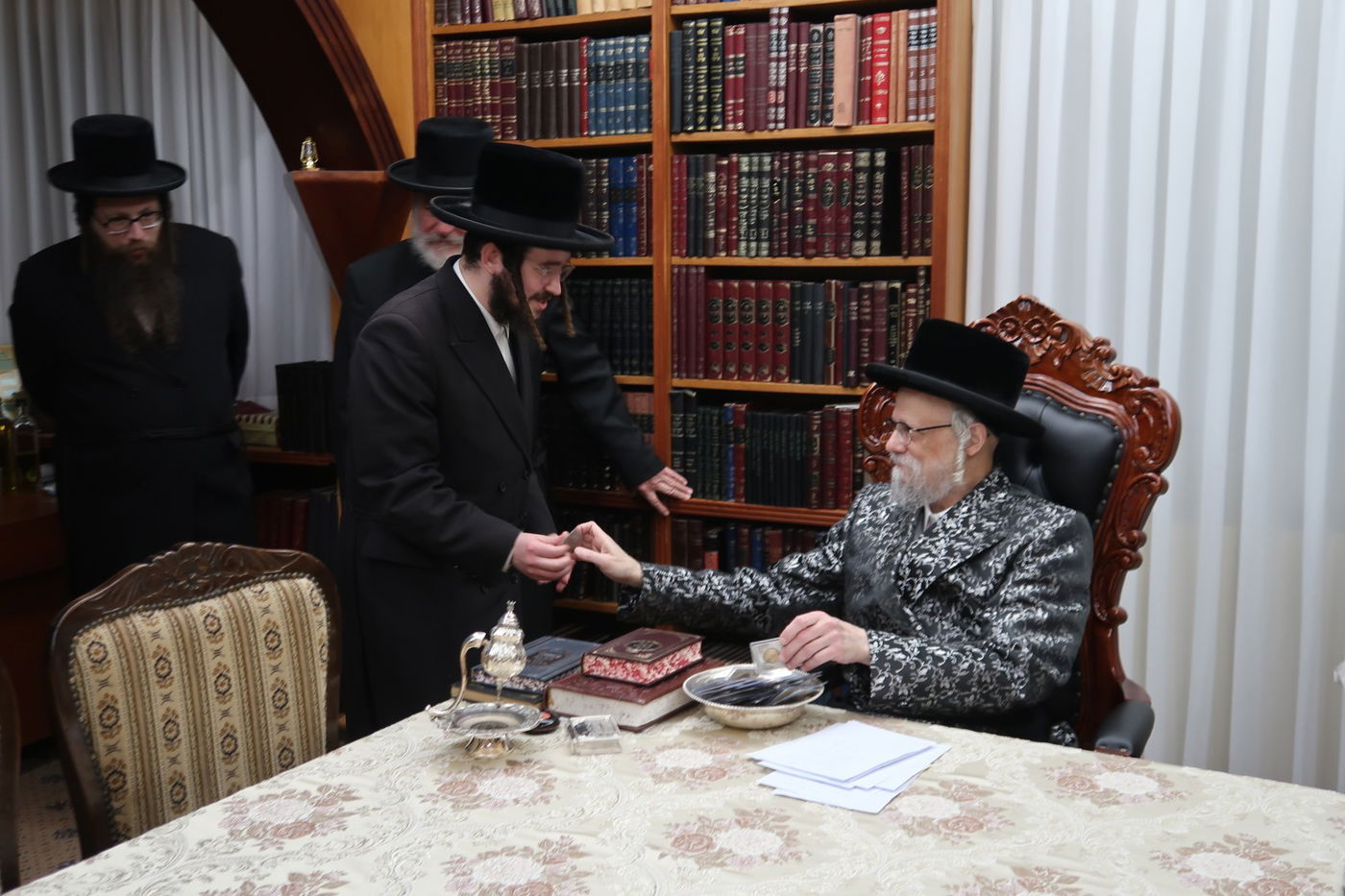 מקהלת הילדים אצל האדמו"ר מסערט ויז'ניץ