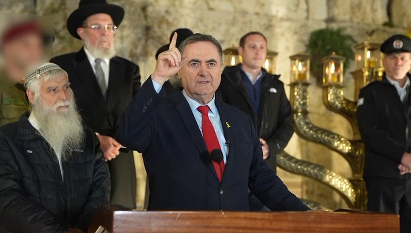 ישראל כ"ץ בהדלקת נר שמיני של חנוכה בכותל