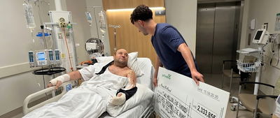 "מגיע לי?": הרגע המרגש שבו הגיבור שהסתער על מחבל בסידני קיבל צ'ק של 2.5 מיליון דולר