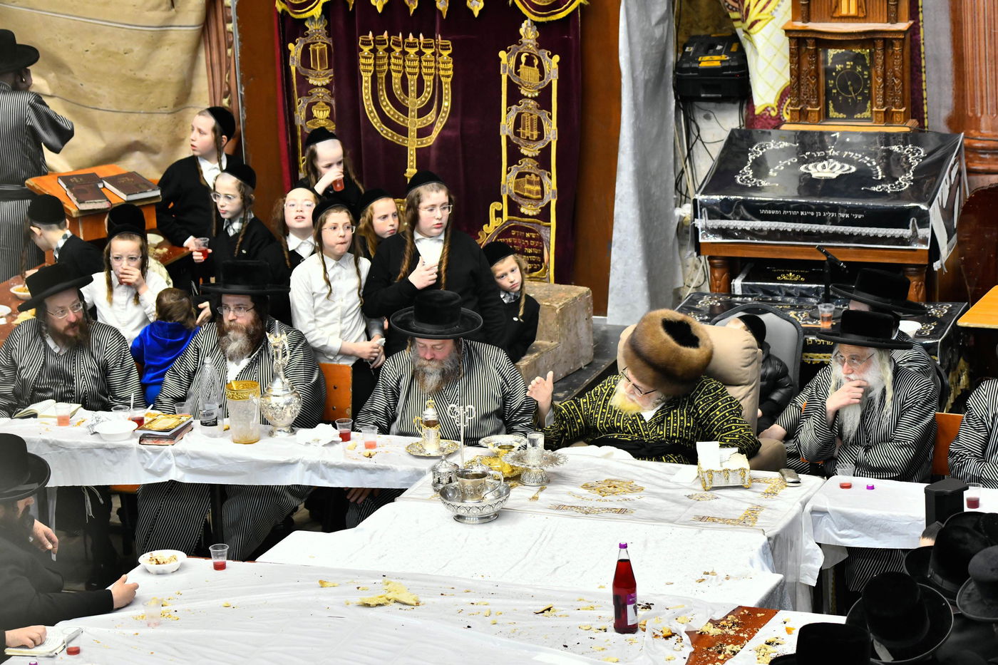 זאת חנוכה בחצה"ק תולדות אברהם יצחק