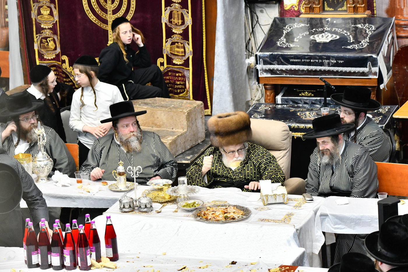 זאת חנוכה בחצה"ק תולדות אברהם יצחק