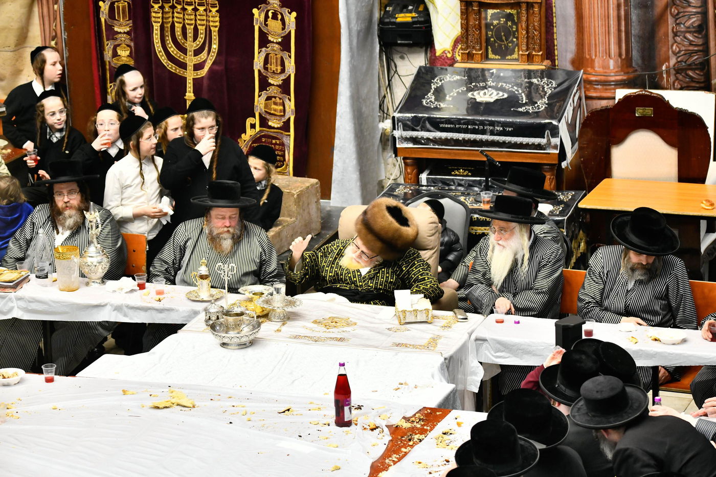 זאת חנוכה בחצה"ק תולדות אברהם יצחק