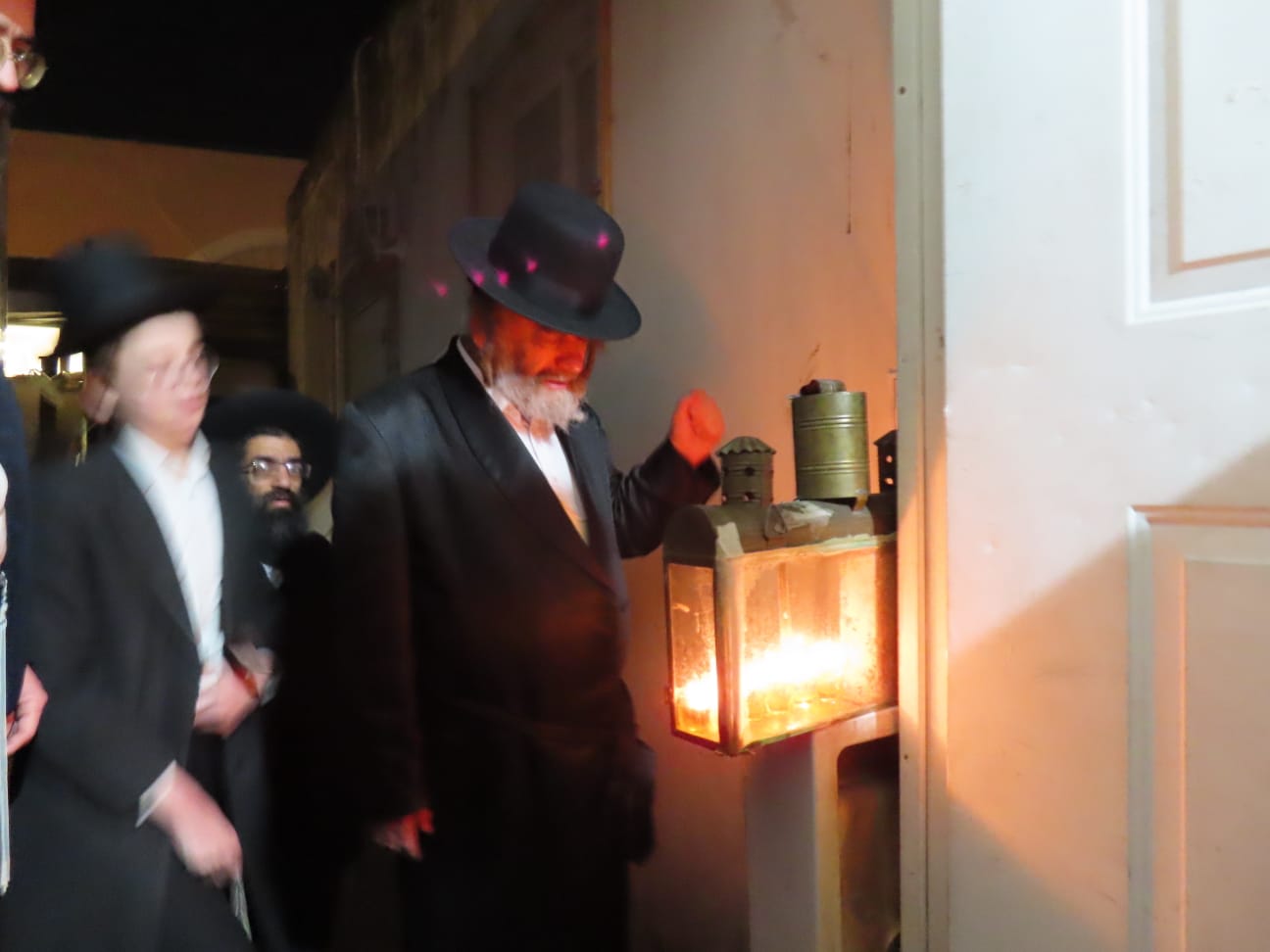 הגרמ"מ קארפ בהדלקת נרות חנוכה 