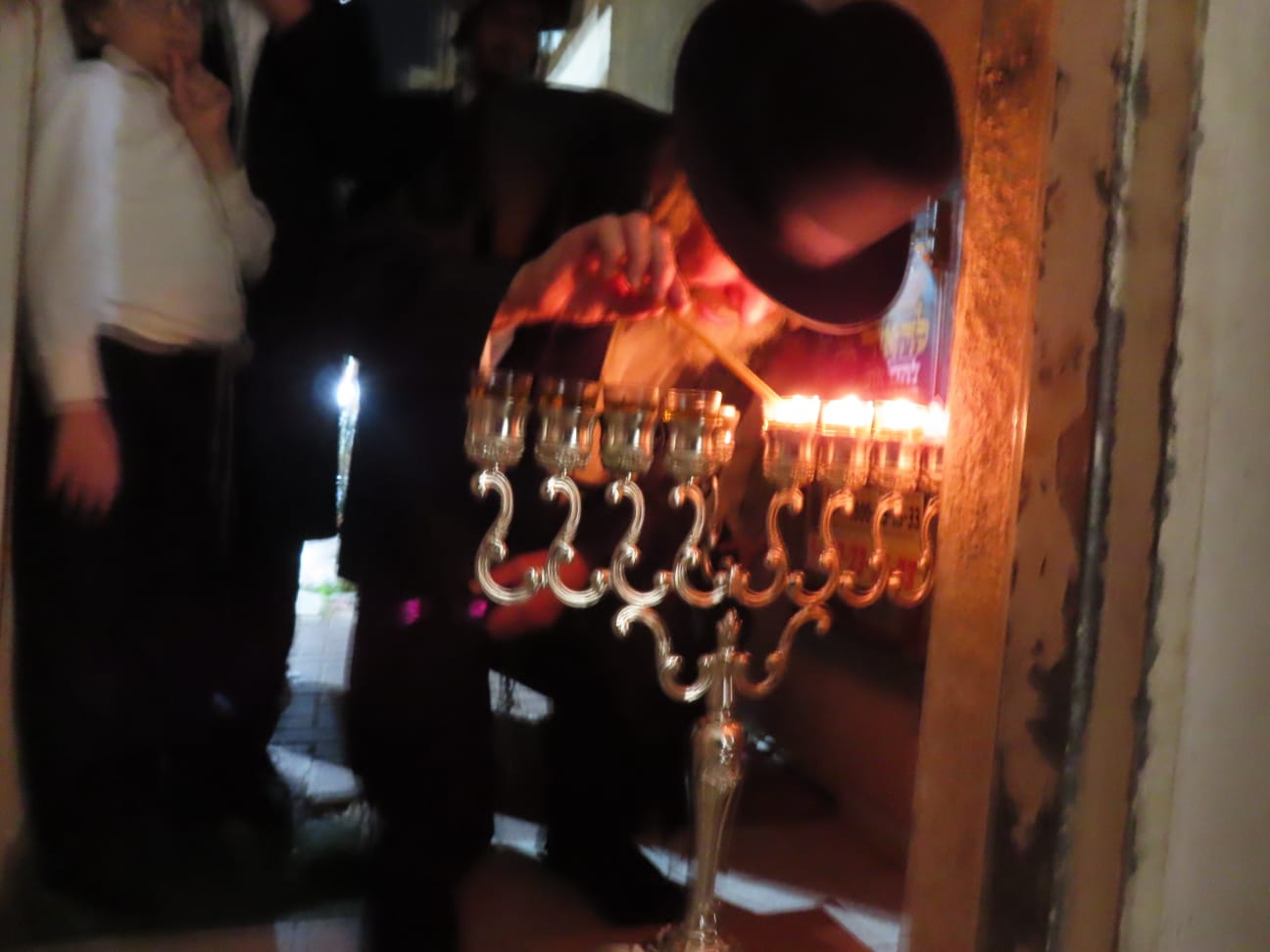 הגרמ"מ קארפ בהדלקת נרות חנוכה 