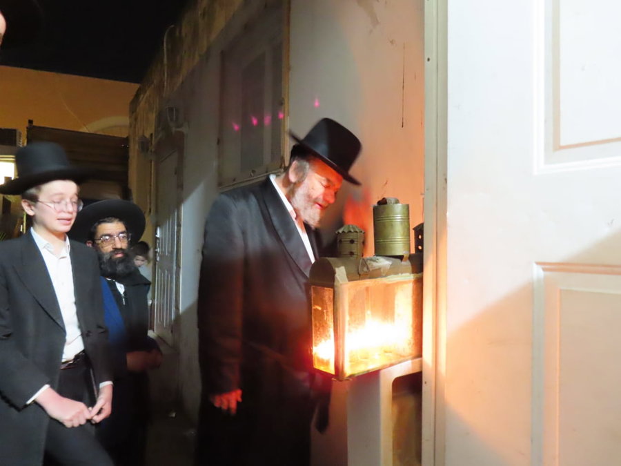 הגרמ"מ קארפ בהדלקת נרות חנוכה