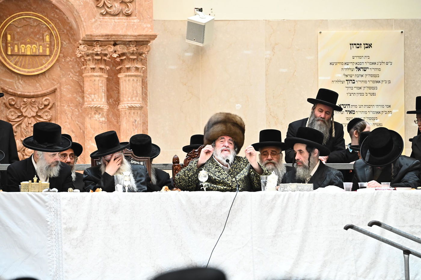 זאת חנוכה בחצה"ק ויז'ניץ